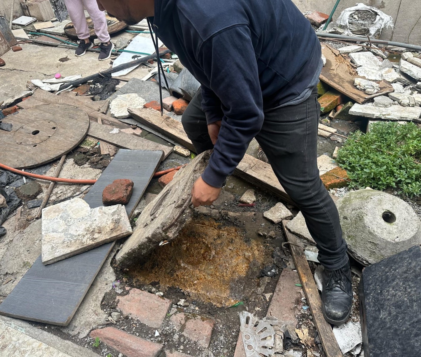 Servicio de Desazolves de Drenajes en la Colonia La Mora, Naucalpan