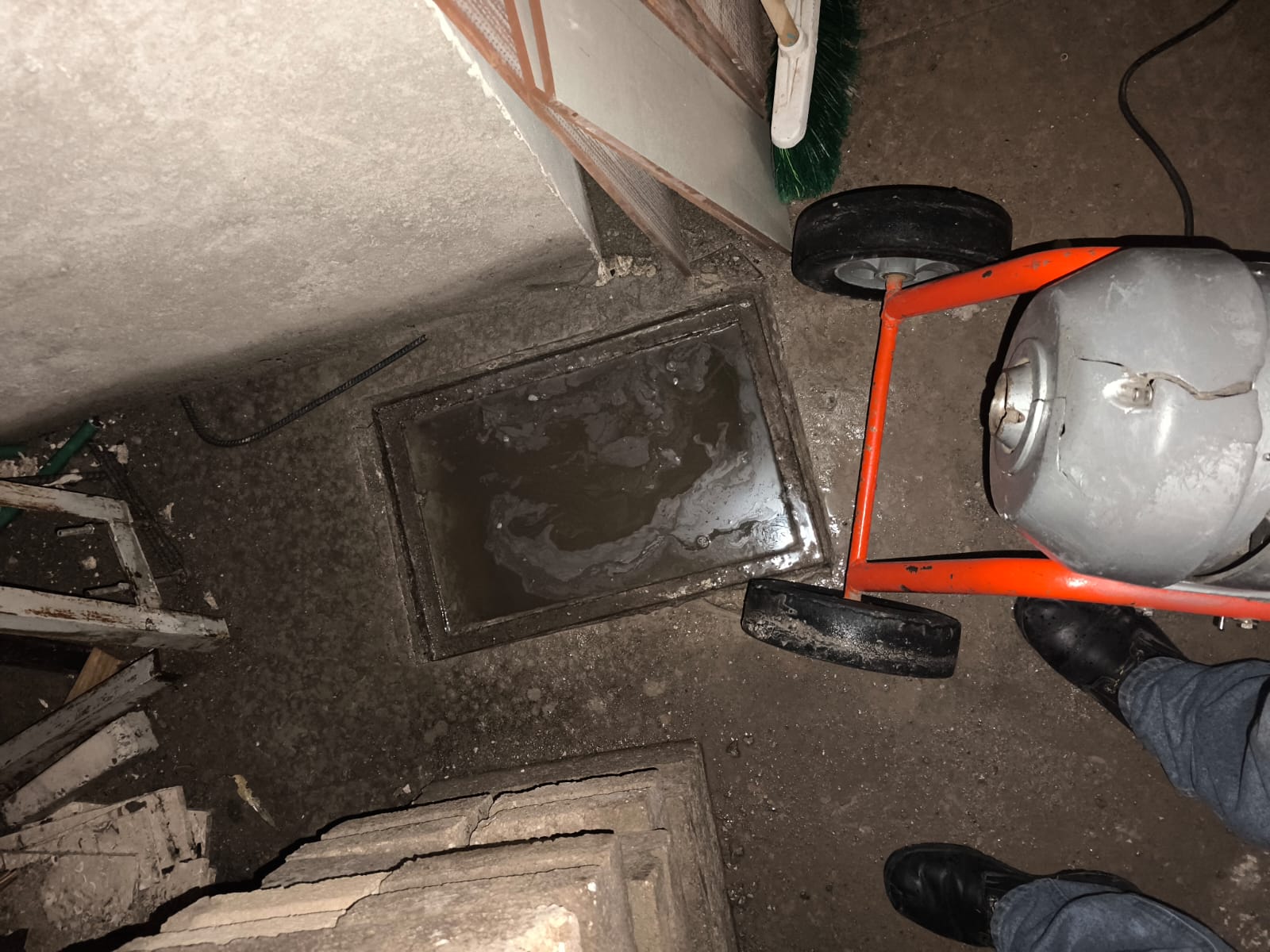 Servicio de Desazolves de Drenajes en la Colonia Popo, Miguel Hidalgo