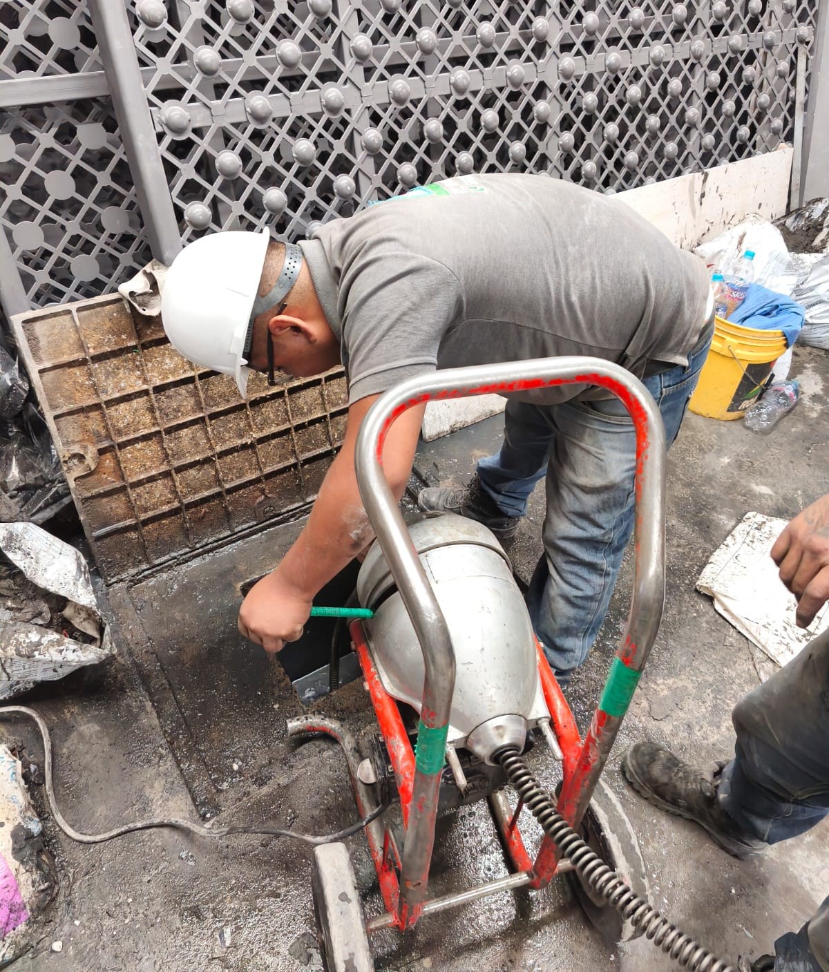 Servicio de Desazolves de Drenajes en la Colonia Los Emperadores, Naucalpan
