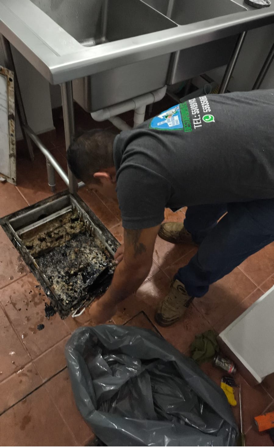 Servicio de Desazolves de Drenajes en la Colonia Esfuerzo Nacional, Ecatepec